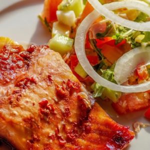 alimentación y nutrición, salmon y ensalade